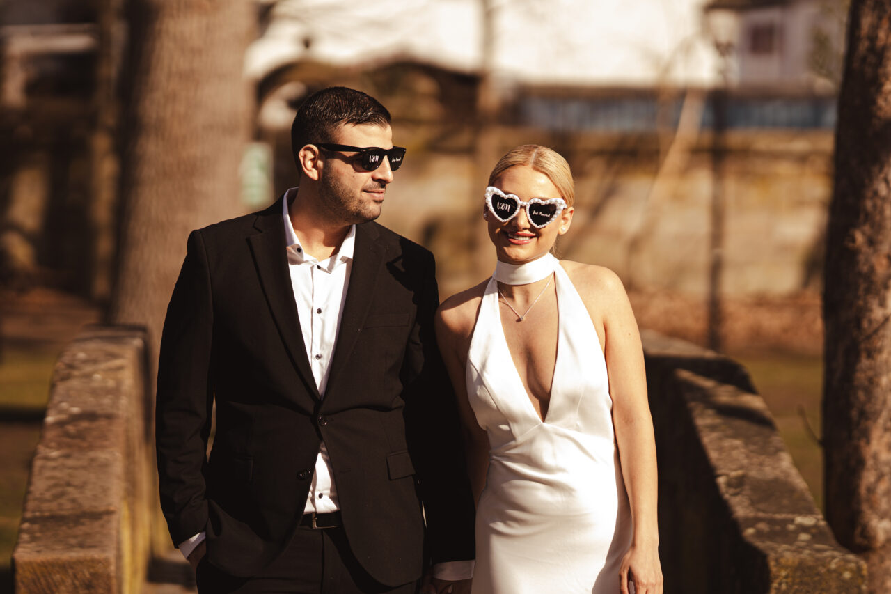 Ein zärtlicher Moment voller Leichtigkeit und Nähe: festgehalten bei einem Hochzeitsshooting in Nürnberg im warmen, natürlichen Licht. Hochzeitsfotografie von Optica Lumina.