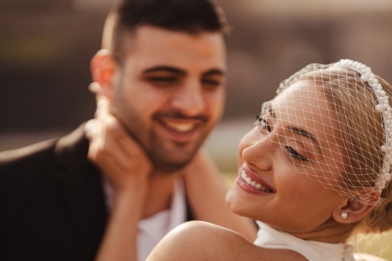 Ein zärtlicher Moment voller Leichtigkeit und Nähe: festgehalten bei einem Hochzeitsshooting in Nürnberg im warmen, natürlichen Licht. Hochzeitsfotografie von Optica Lumina.