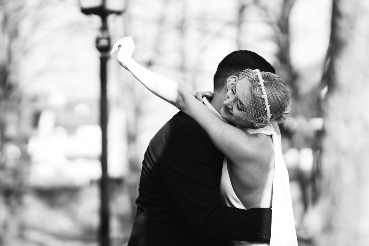 Ein zärtlicher Moment voller Leichtigkeit und Nähe: festgehalten bei einem Hochzeitsshooting in Nürnberg im warmen, natürlichen Licht. Hochzeitsfotografie von Optica Lumina.